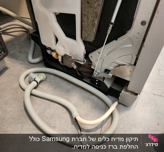צינורות ומחברים במכשיר חשמלי פתוח